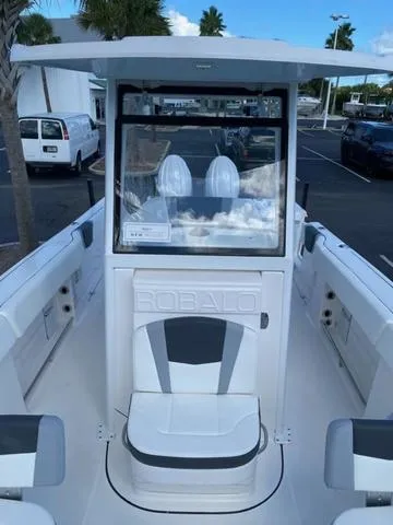 Slide: The Image of Robalo R250 Center Console 2025 - 23