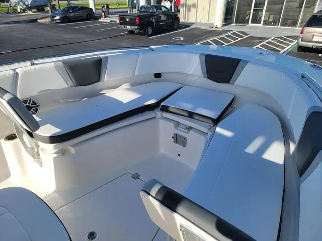 Slide: The Image of Robalo R250 Center Console 2025 - 24