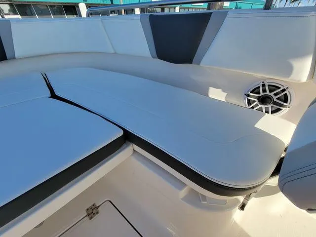 Slide: The Image of Robalo R250 Center Console 2025 - 28