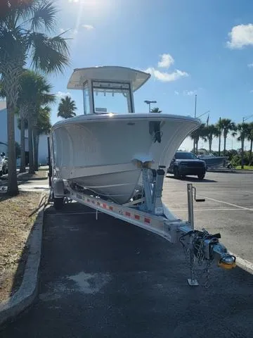 Slide: The Image of Robalo R250 Center Console 2025 - 4