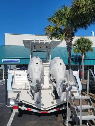 Slide: The Image of Robalo R250 Center Console 2025 - 9