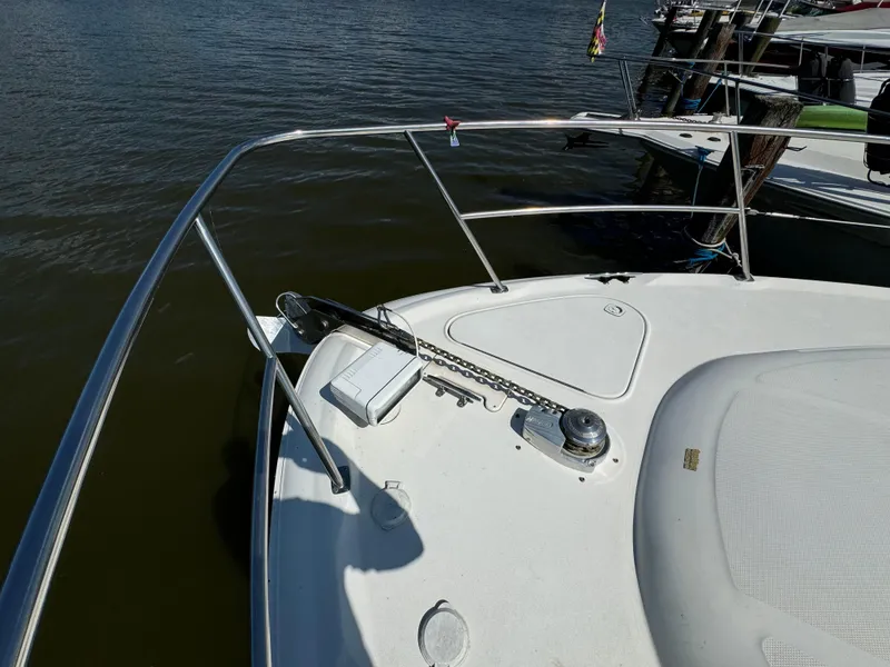 Slide: The Image of 1999 Sea Ray 380 Sundancer boat deck with anchor chain and railing. - 4