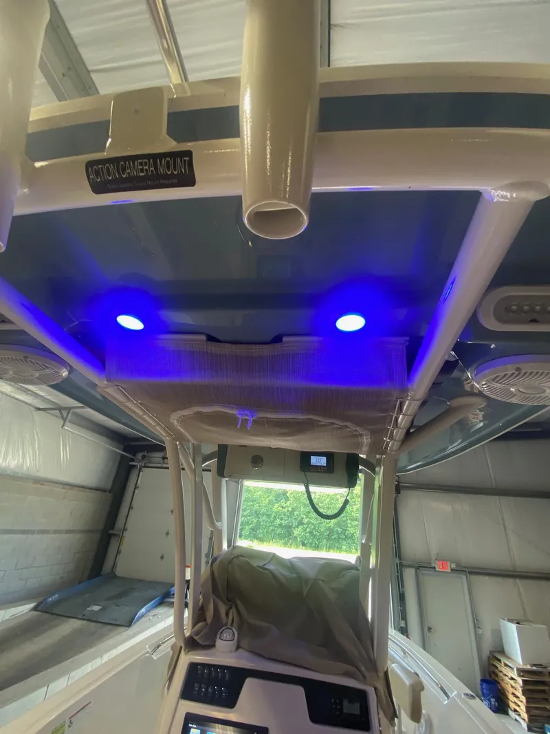 Slide: The Image of Sailfish 241CC 2021 - 18