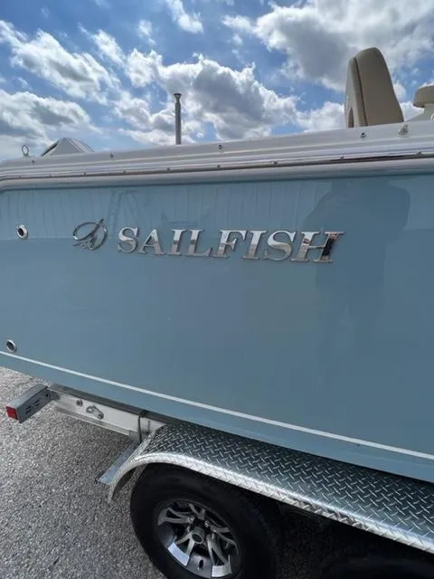 Slide: The Image of Sailfish 241CC 2021 - 25