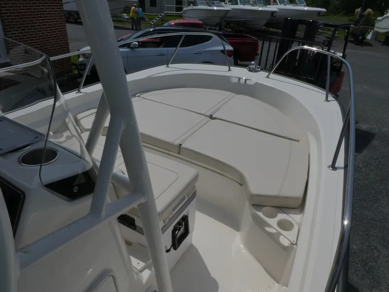 Slide: The Image of Boston Whaler 190 Montauk 2024 - 4