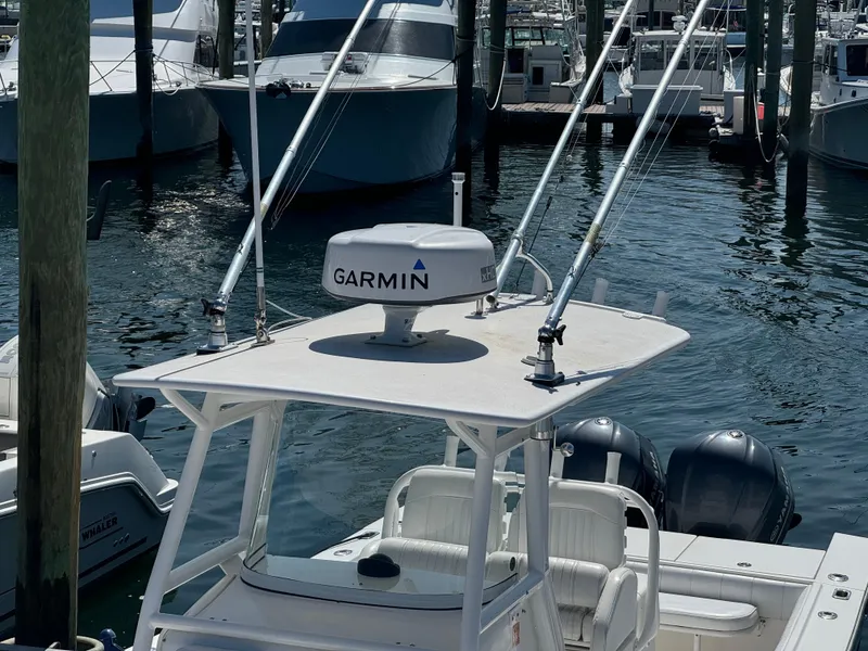 Slide: The Image of 2009 Regulator 32 Forward Seating boat with Garmin radar at marina. - 28