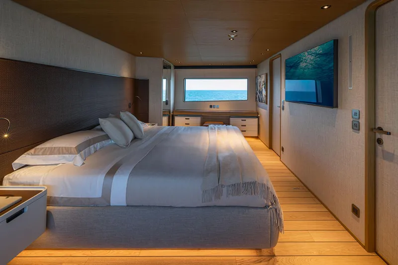 Slide: The Image of Custom NAVETTA 38 2026 - 11