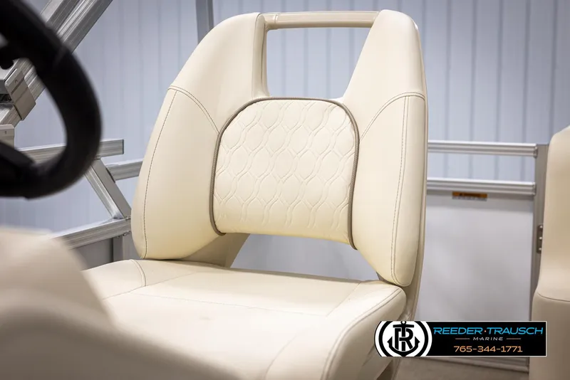 Slide: The Image of 2025 Avalon VEN CRB boat seat, cream leather, modern design. - 33