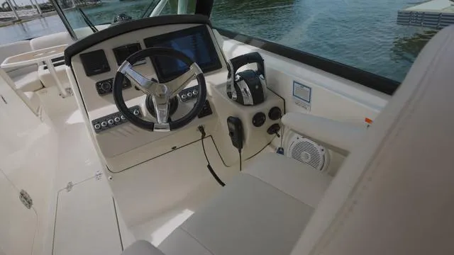 Slide: The Image of Boston Whaler 270 Vantage 2014 - 11