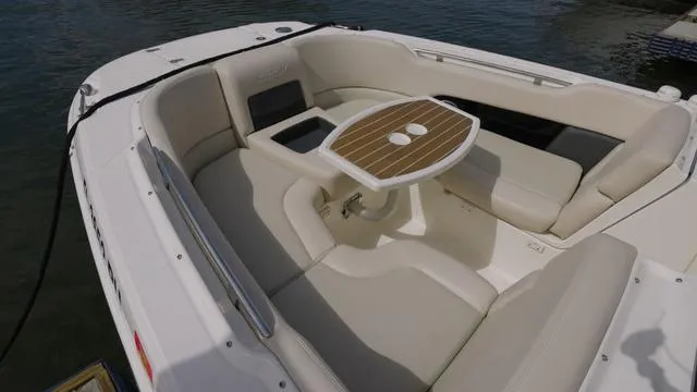 Slide: The Image of Boston Whaler 270 Vantage 2014 - 15