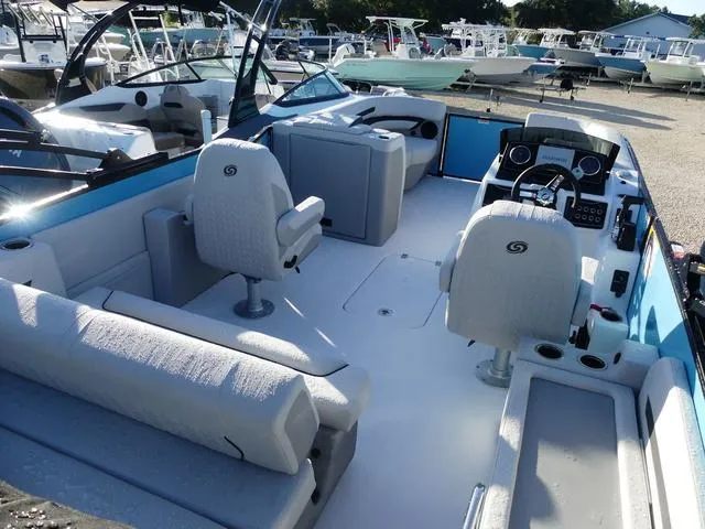 Slide: The Image of Hurricane FunDeck 2360 SFL 2025 - 10