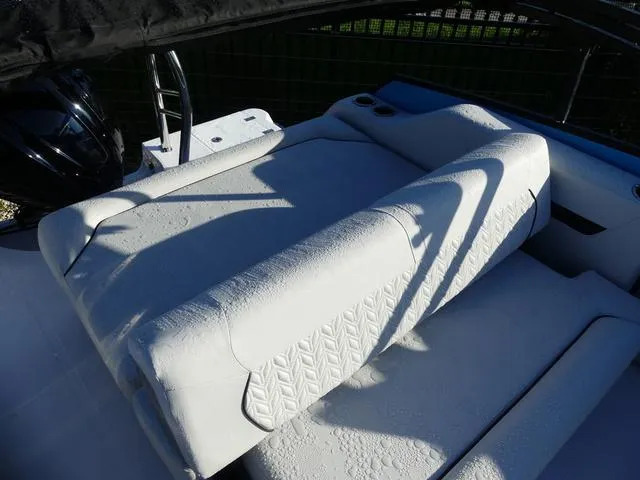 Slide: The Image of Hurricane FunDeck 2360 SFL 2025 - 11