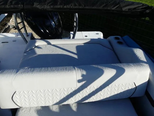 Slide: The Image of Hurricane FunDeck 2360 SFL 2025 - 12