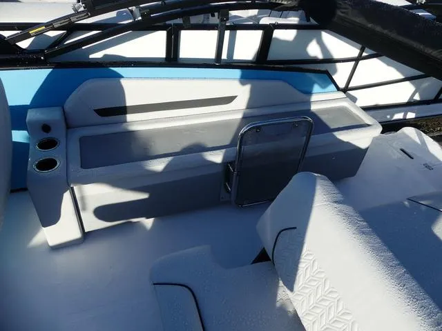 Slide: The Image of Hurricane FunDeck 2360 SFL 2025 - 13