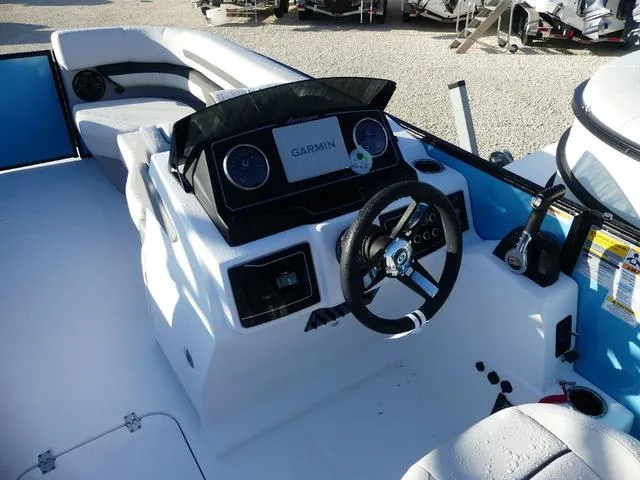 Slide: The Image of Hurricane FunDeck 2360 SFL 2025 - 14