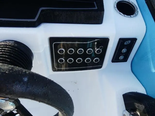 Slide: The Image of Hurricane FunDeck 2360 SFL 2025 - 16