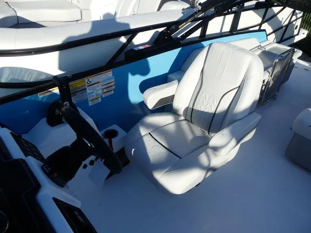 Slide: The Image of Hurricane FunDeck 2360 SFL 2025 - 17