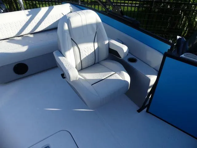 Slide: The Image of Hurricane FunDeck 2360 SFL 2025 - 18