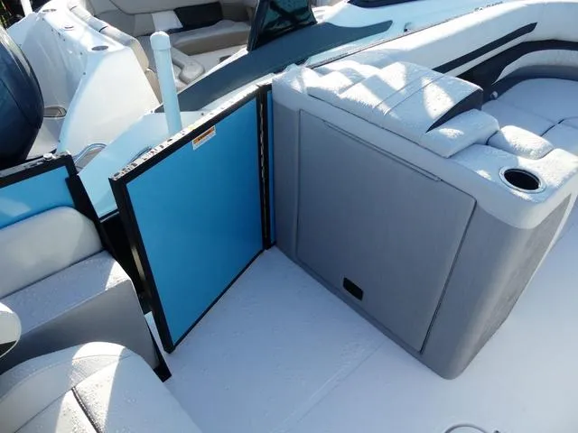 Slide: The Image of Hurricane FunDeck 2360 SFL 2025 - 19