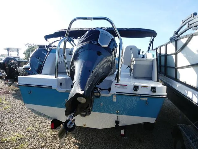 Slide: The Image of Hurricane FunDeck 2360 SFL 2025 - 7