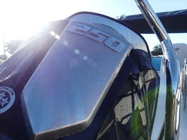 Slide: The Image of Hurricane FunDeck 2360 SFL 2025 - 8