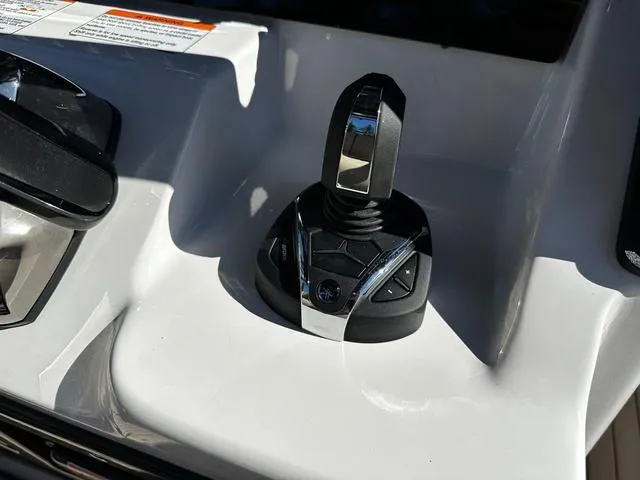 Slide: The Image of Yamaha 255 FSH Sport H 2025 boat control lever on white console. - 9