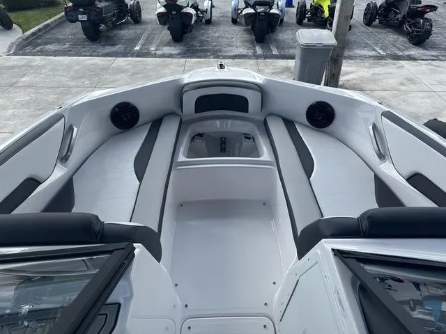 Slide: The Image of Yamaha 195S 2025 - 13