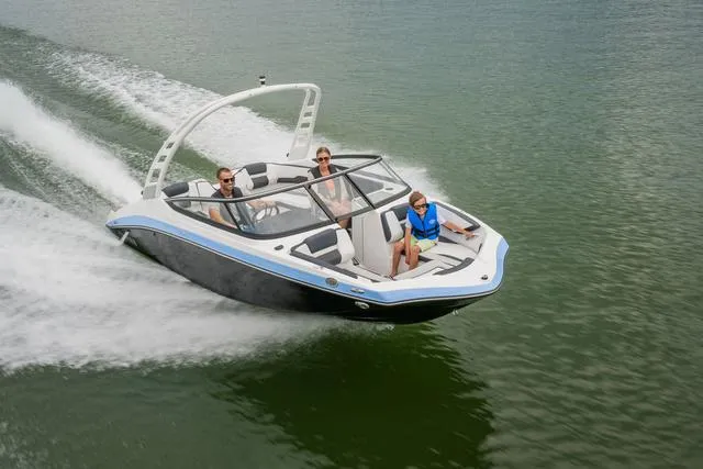 Slide: The Image of Yamaha 195S 2025 - 17