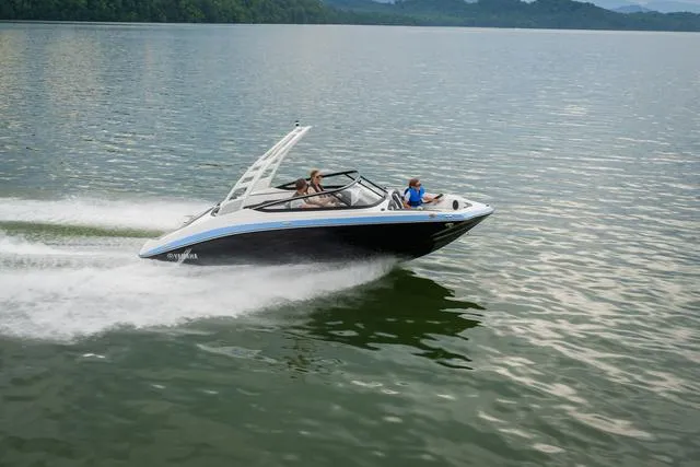 Slide: The Image of Yamaha 195S 2025 - 18