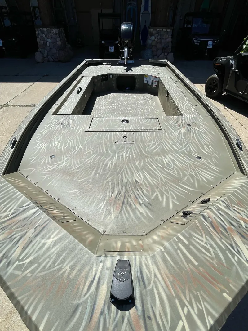 Slide: The Image of Tracker 1654SPT 2025 - 2