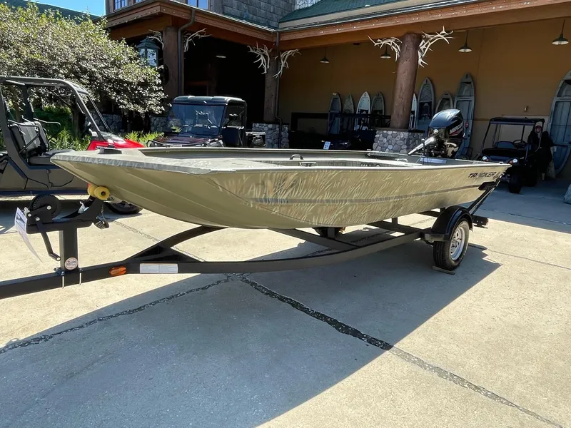 Slide: The Image of Tracker 1654SPT 2025 - 5