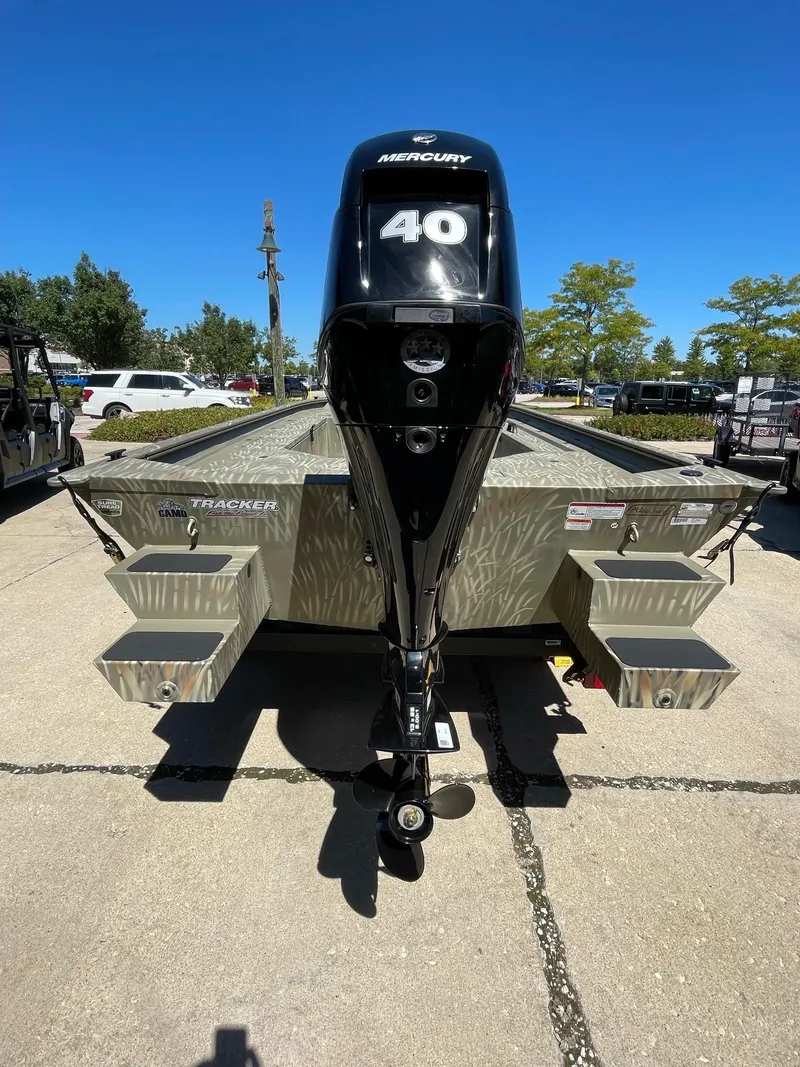 Slide: The Image of Tracker 1654SPT 2025 - 6