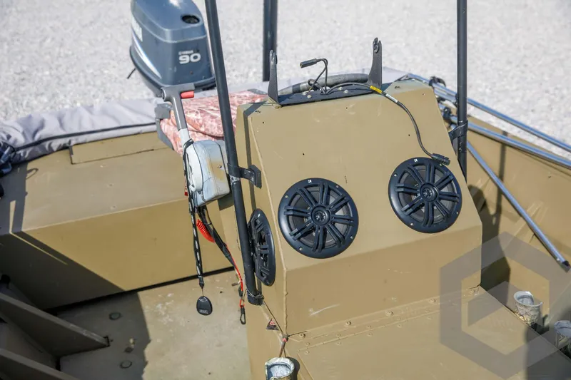 Slide: The Image of 2003 Polar Kraft Sportsman MV1885CC boat interior with speakers and motor. - 29