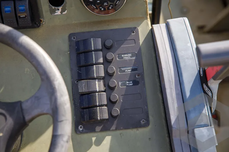 Slide: The Image of Control panel of a 2003 Polar Kraft Sportsman MV1885CC boat. - 33