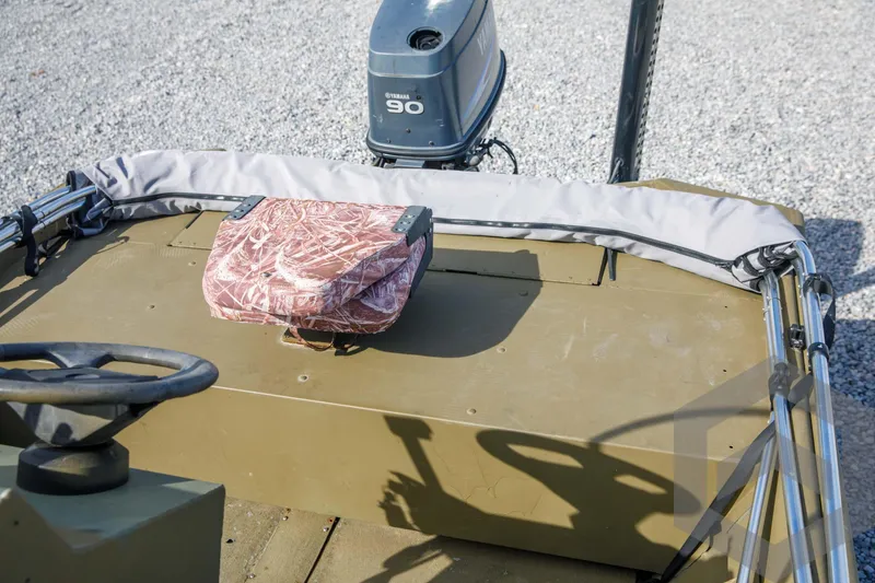 Slide: The Image of 2003 Polar Kraft Sportsman MV1885CC boat with Yamaha 90 outboard motor. - 34