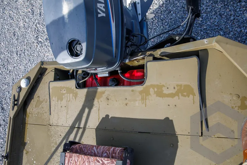 Slide: The Image of 2003 Polar Kraft Sportsman MV1885CC boat with Yamaha outboard motor, rear view. - 36