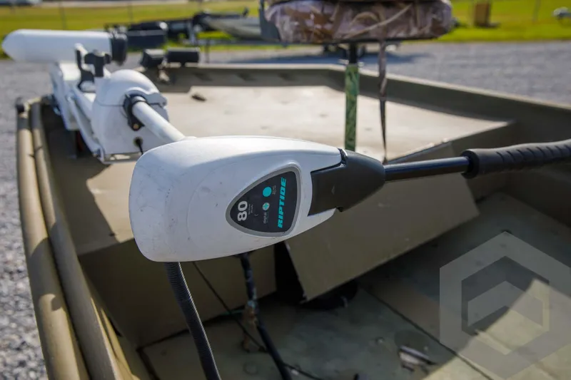 Slide: The Image of 2003 Polar Kraft Sportsman MV1885CC boat with trolling motor, close-up view. - 39