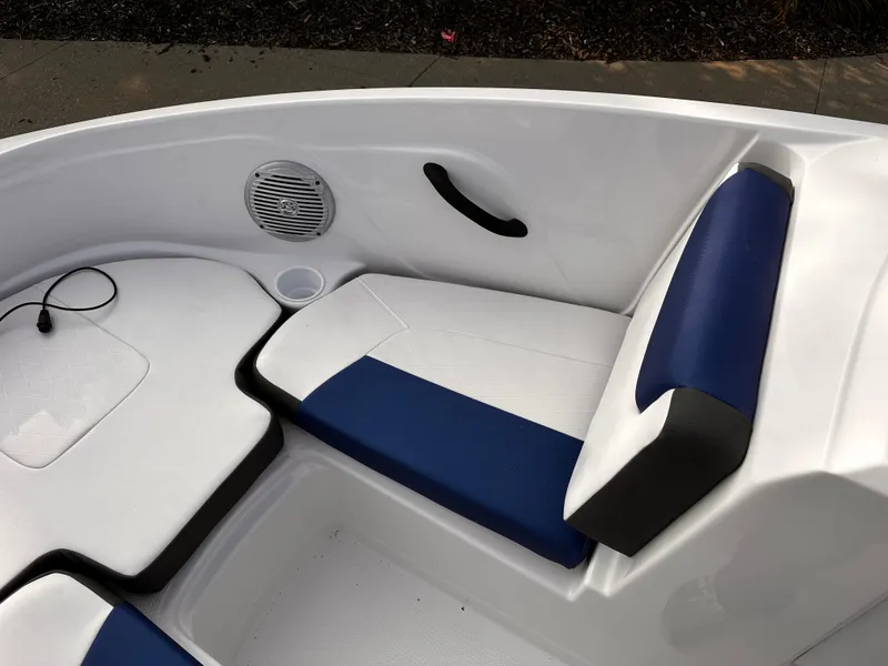 Slide: The Image of 2024 Tahoe 185 S boat interior with blue and white seating. - 10