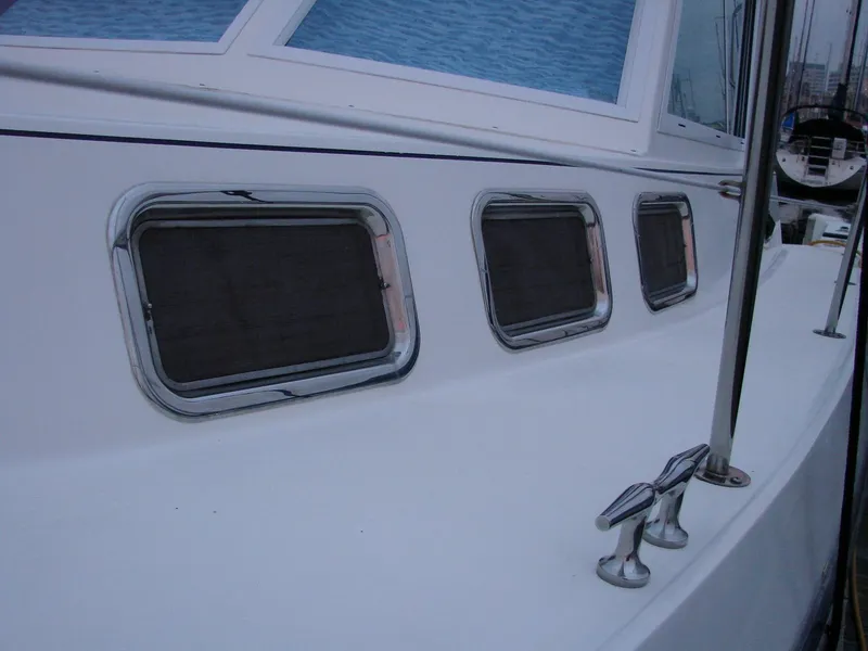 Slide: The Image of 2005 Albin Tournament Express boat windows and deck details. - 19