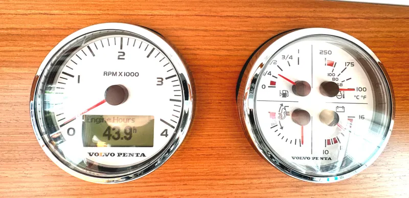 Slide: The Image of Volvo Penta gauges on Sargo 28, 2023 model, displaying RPM and engine hours. - 23