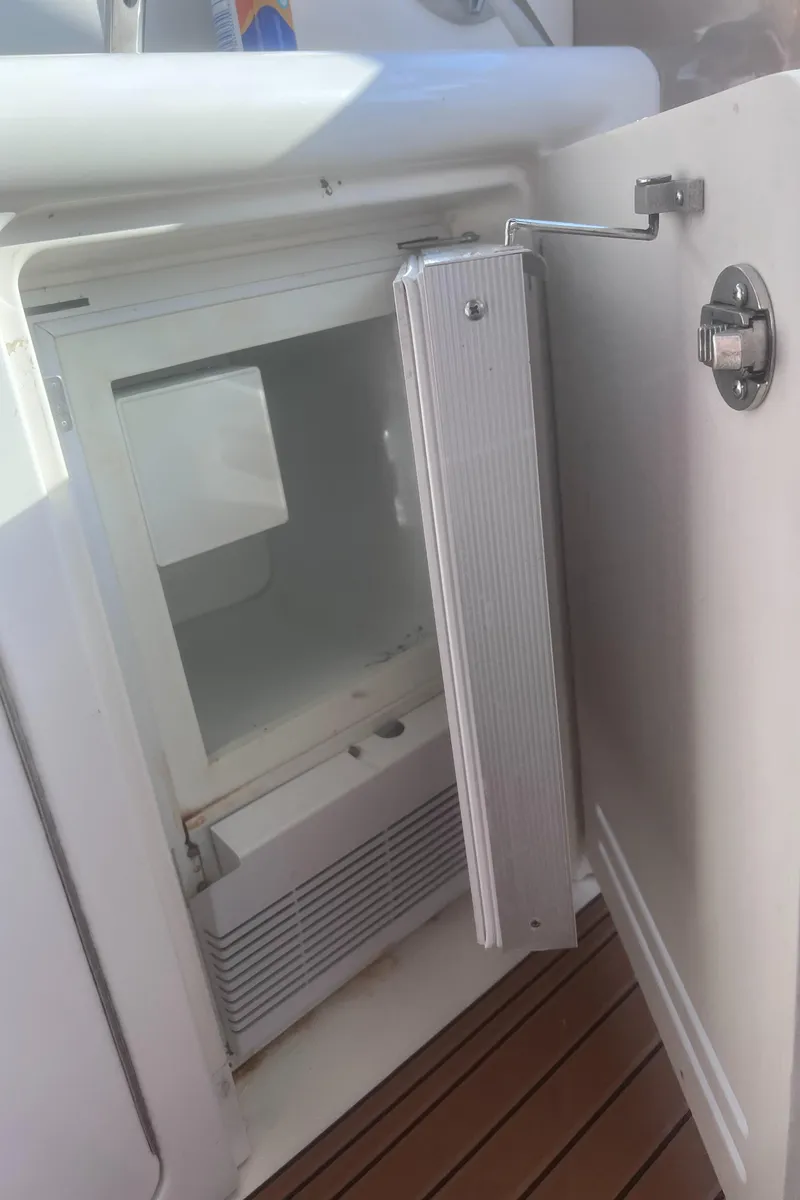 Slide: The Image of Throttle controls on a 2000 Sea Ray 460 Sundancer yacht. - 27