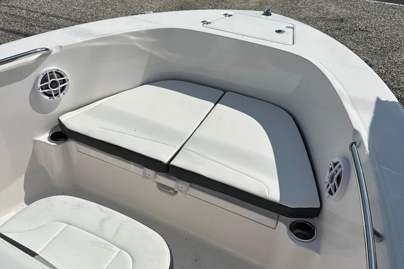 Slide: The Image of Robalo R180 Center Console 2025 - 3