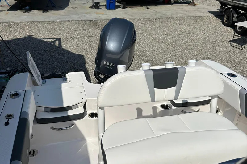 Slide: The Image of Robalo R180 Center Console 2025 - 4