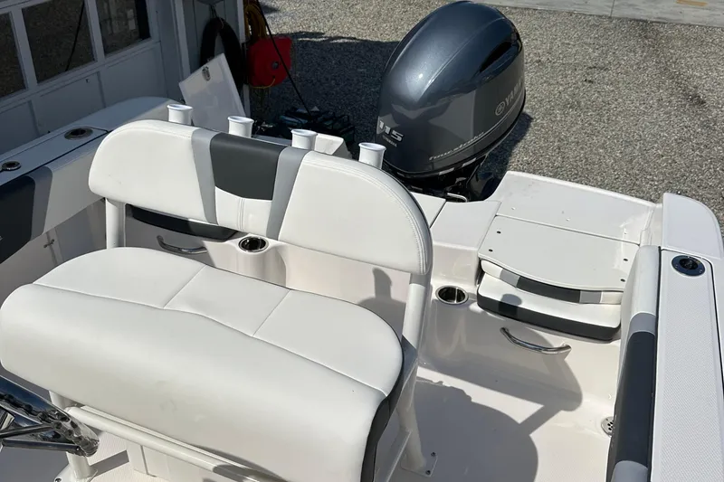 Slide: The Image of Robalo R180 Center Console 2025 - 5