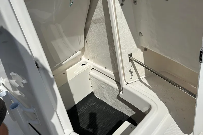 Slide: The Image of Robalo R180 Center Console 2025 - 6
