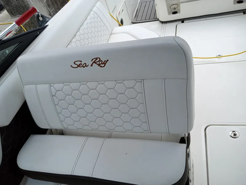 Slide: The Image of 2022 Sea Ray SDX 250 Outboard, white interior with hexagonal stitching. - 33