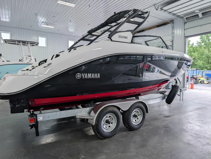 Slide: The Image of 2025 Yamaha Boats 222SE on trailer in indoor showroom. - 14