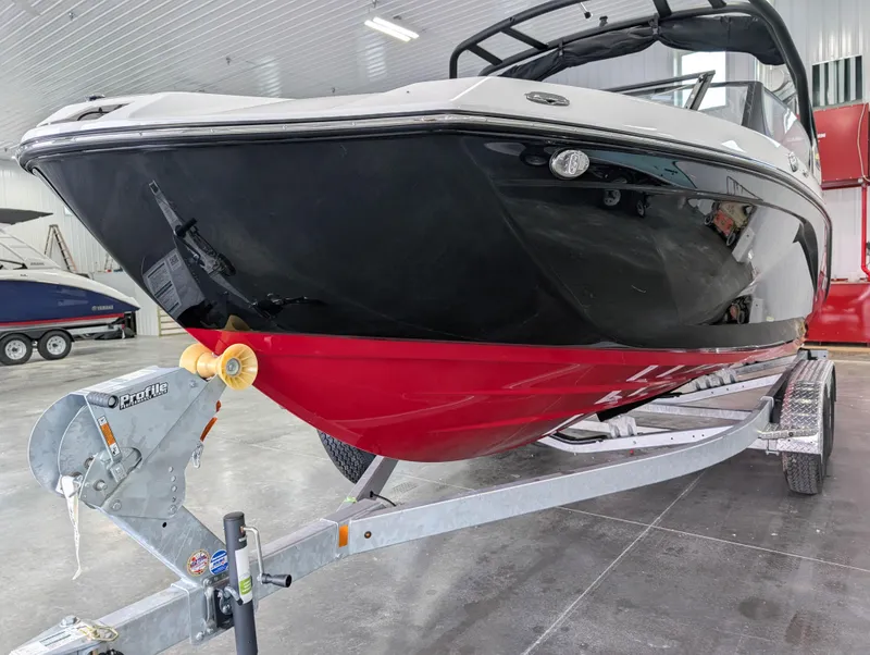 Slide: The Image of 2025 Yamaha Boats 222SE on trailer in indoor storage facility. - 5