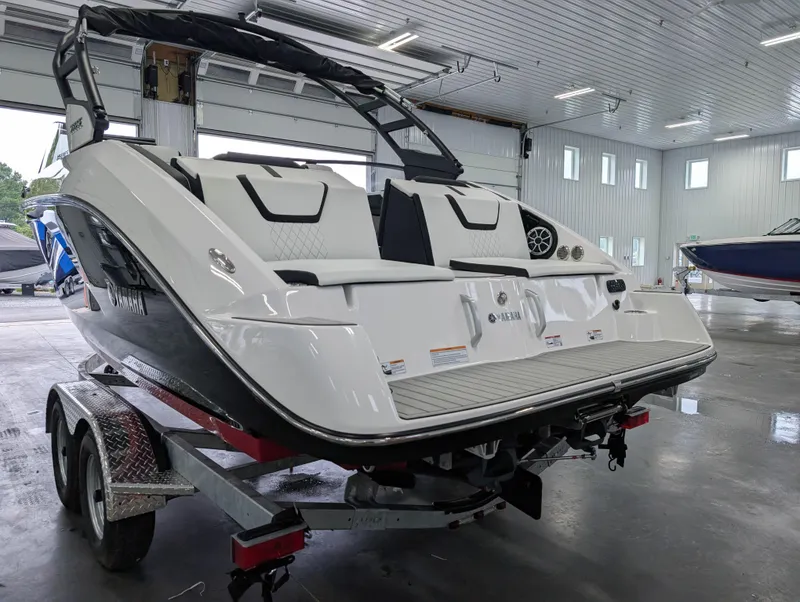 Slide: The Image of 2025 Yamaha Boats 222SE on trailer in indoor showroom. - 9