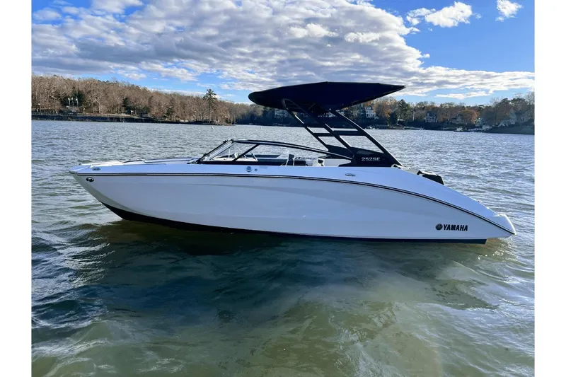 Slide: The Image of 2025 Yamaha Boats 252SE on water under a partly cloudy sky. - 7